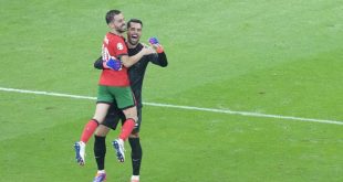 Pemain Portugal, Diogo Costa dan Bernardo Silva usai mengalahkan Slovenia di 16 Besar Euro 2024 (c) AP Photo/Michael Probst