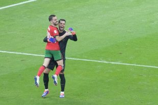 Pemain Portugal, Diogo Costa dan Bernardo Silva usai mengalahkan Slovenia di 16 Besar Euro 2024 (c) AP Photo/Michael Probst