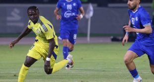 Sadio Mane, pemain Al Nassr kala berebut bola dengan Mehran Ahmadi, pemain Esteghlal pada Liga Champions Asia Elite. (Photo by ATTA KENARE / AFP)