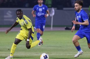Sadio Mane, pemain Al Nassr kala berebut bola dengan Mehran Ahmadi, pemain Esteghlal pada Liga Champions Asia Elite. (Photo by ATTA KENARE / AFP)